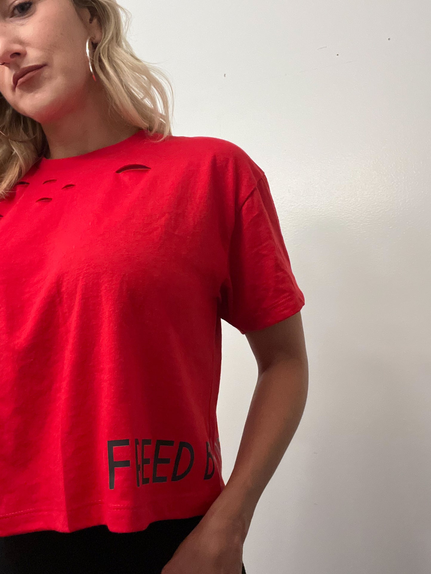 girl wearing cropped tee